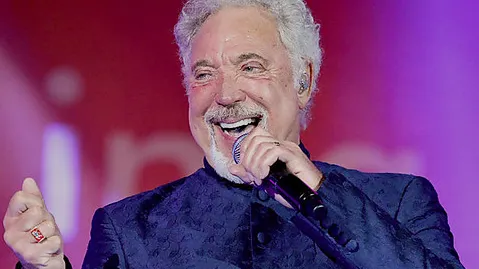 De ce a fost dat afară celebrul cântăreț Tom Jones la 86 de ani din juriul „The Voice U.K.”