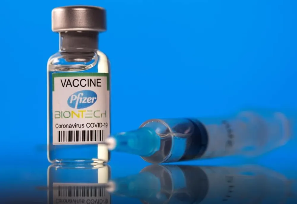 Informații importante pentru cei vaccinați cu Pfizer: A fost descoperit un efect advers rar, dar foarte grav