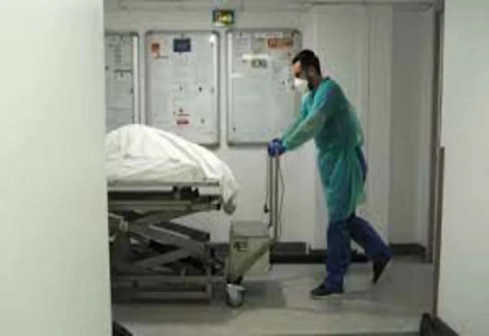 Trei tineri infectaţi cu SARS-CoV-2 cu vârsta cuprinsă între 22 şi 28 ani, nevaccinaţi anti-COVID, au decedat