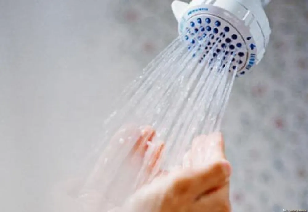 Locuitorii din 140 de blocuri din Capitală rămân fără apă caldă până în septembrie. Motivul invocat de Termoenergetica