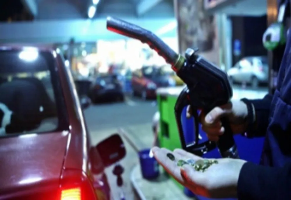 Guvernul a prelungit compensarea preţurilor la carburanţi cu 50 de bani pe litru până la 31 decembrie 2022
