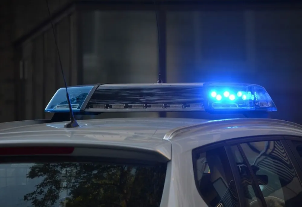 Bărbat din Iași, arestat după ce a încălcat ordinul de restricție, și-a bătut soția, a încuiat-o în curte și a amenințat-o cu moartea