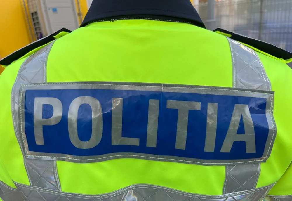 Un băiat de 14 ani este cercetat penal, după ce a furat mașina neînmatriculată a tatălui și s-a răsturnat cu ee
