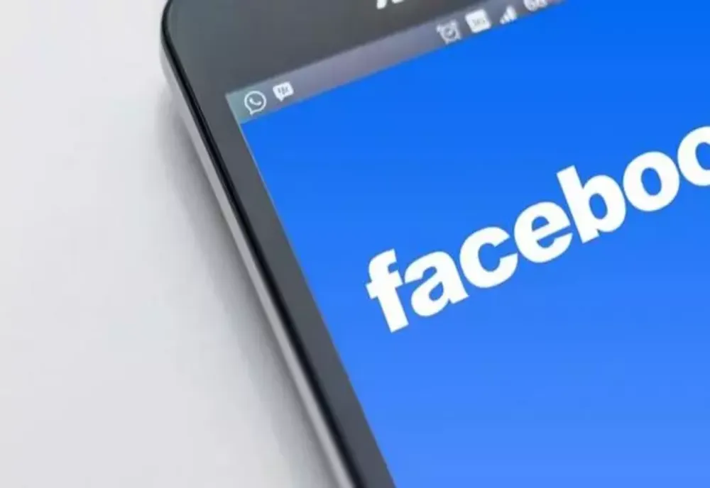 Cum a fost păcălită o femeie să cumpere acţiuni de pe Facebook. Suma uriașă pe care a pierdut-o din naivitate