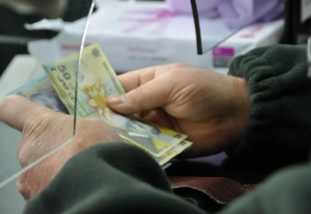 Cresc pensiile în România din toamnă. Anunțul șefului Casei Naționale de Pensii