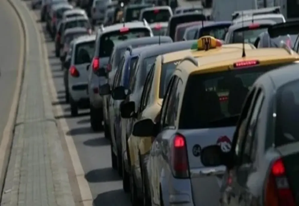 Minivacanța de Sf. Maria. Cozi interminabile pe DN1 și Autostrada Soarelui. Vămile, blocate