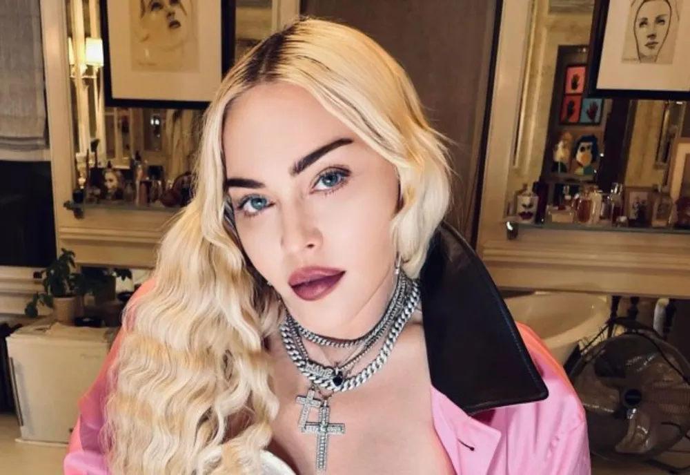 Madonna a venit cu elicoptere și alai să se reculeagă la o renumită mănăstire grecească din Meteora – FOTO