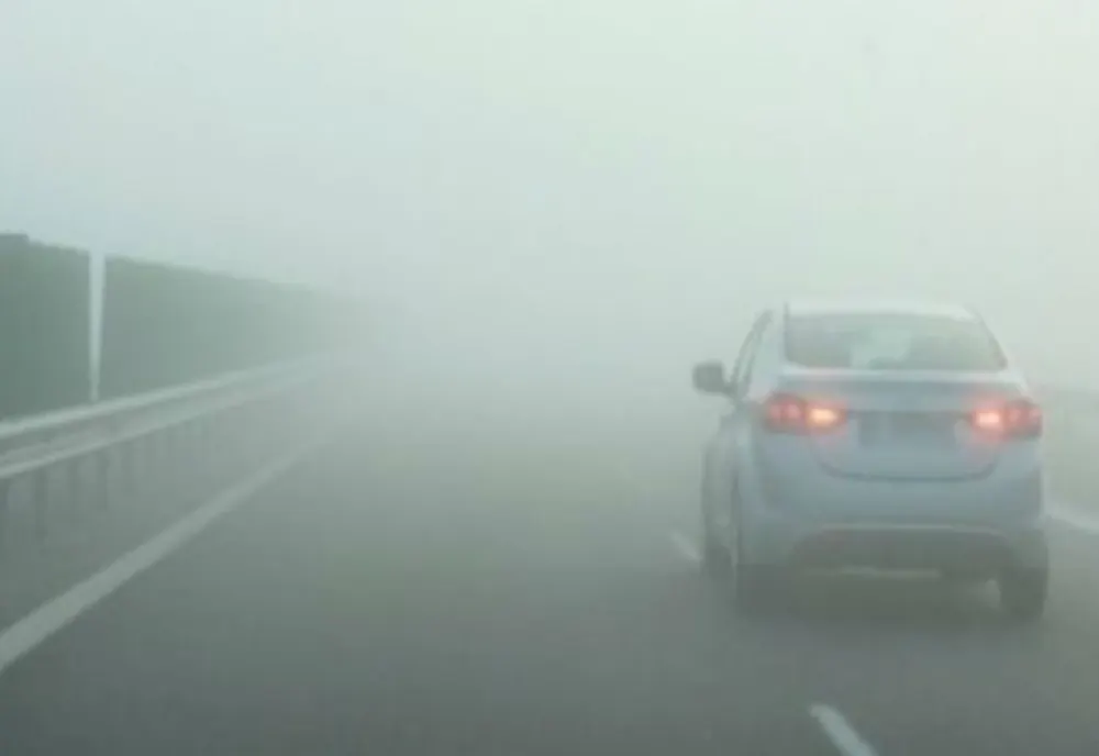 Atenție, șoferi! Ceață densă pe mai multe drumuri din România
