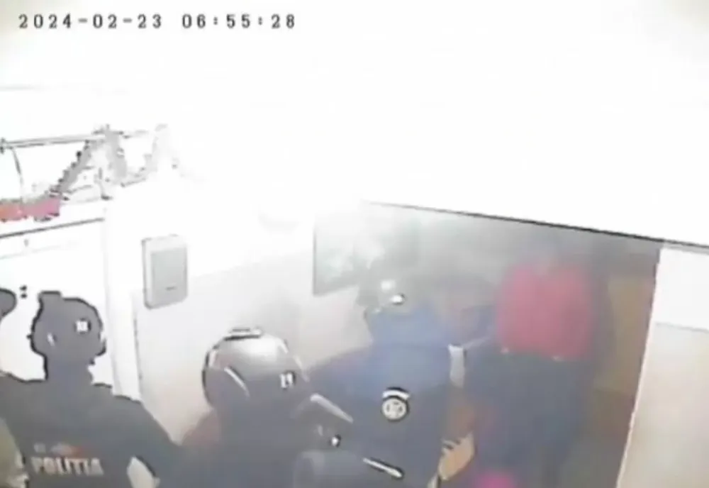 Mascații au greșit din nou adresa! Bărbat pus la pământ și amenințat cu pistolul, în fața copilului de 4 ani - VIDEO