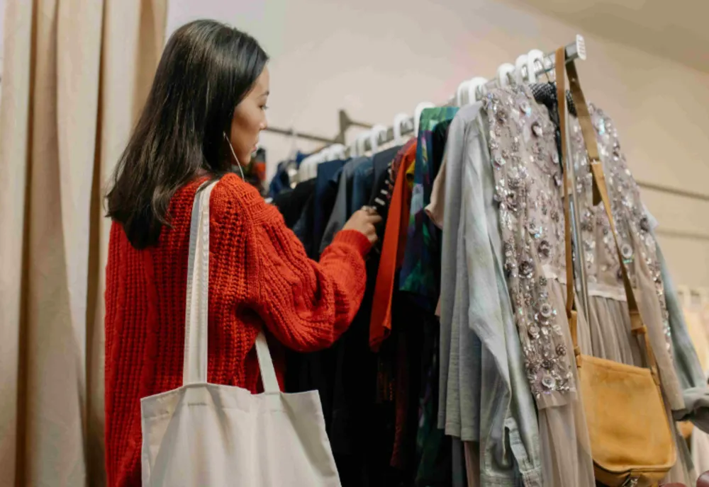 Opt din zece români preferă haine de brand din outlet