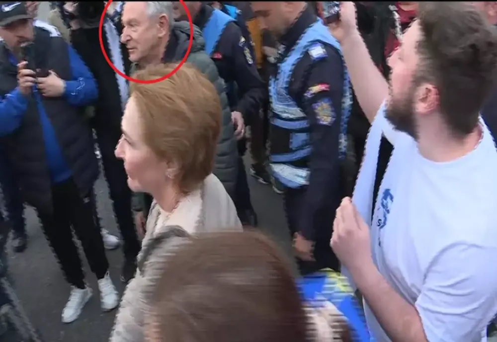 Fostul ministru al Transporturilor Radu Berceanu, huiduit și evacuat de jandarmi de la manifestația pro-Bolojan din Piața Victoriei