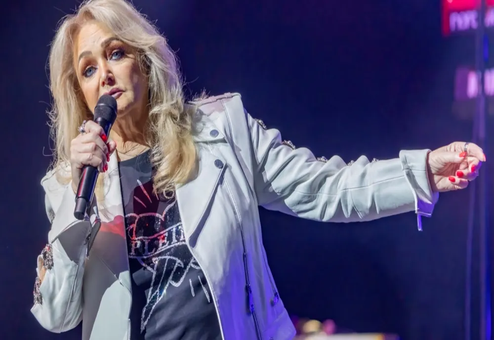 Celebra cântăreață Bonnie Tyler, în comă indusă, după ce a fost operată de urgență. Ar urma să cânte la București 