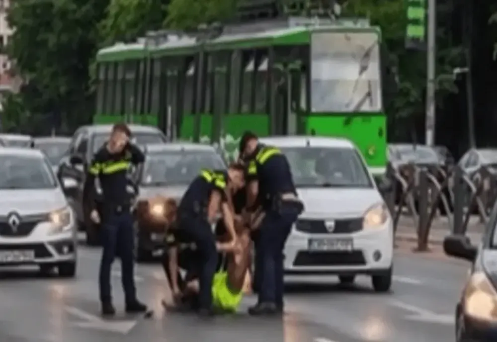Intervenție de mare risc în București. Tânăr înarmat cu două cuțite, imobilizat de polițiști după ce a ignorat somațiile