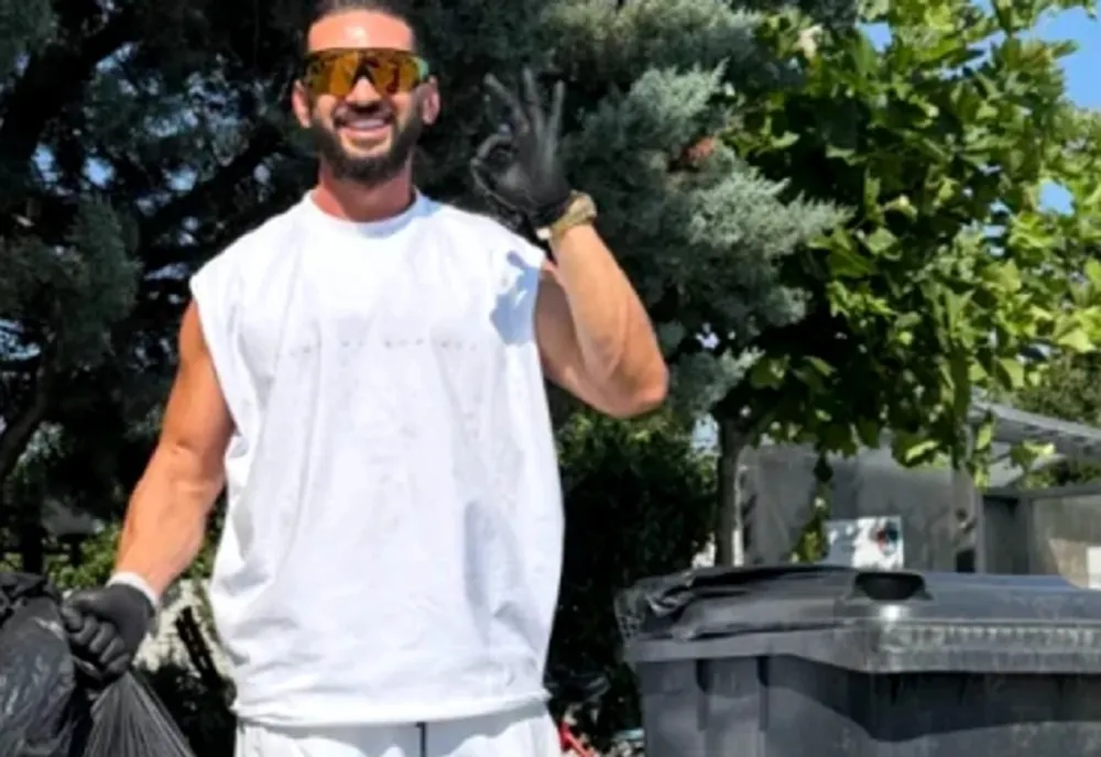 Noi imagini cu Dorian Popa la munca în folosul comunității: „Numai el putea aduna gunoaie cu Rolex la mână”