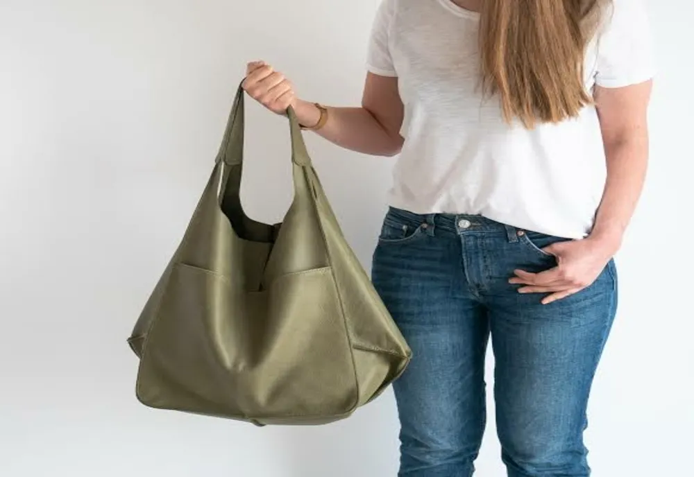 Renașterea genților maxi | De ce moda spune adio mini-poșetelor 