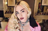 Madonna a venit cu elicoptere și alai să se reculeagă la o renumită mănăstire grecească din Meteora – FOTO