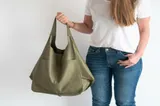 Renașterea genților maxi | De ce moda spune adio mini-poșetelor 