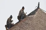 Lăsau casele fără acoperiș și cereau zeci de mii de lei. Trei bărbați trimiși în judecată pentru șantaj și tâlhărie
