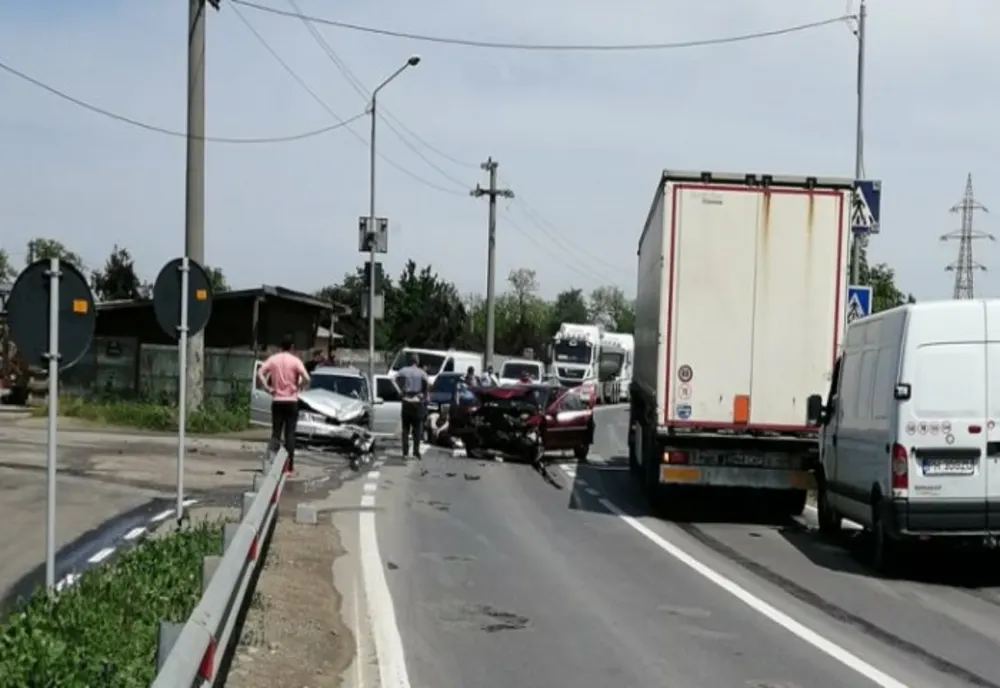 Accident cu 7 victime, dintre care 3 copii, pe DN 1A. Traficul este blocat
