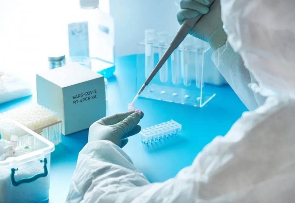 Virusul SARS-CoV-2 ar fi fost produs în laboratorul din Wuhan şi modificat să pară natural, după izbucnirea epidemiei