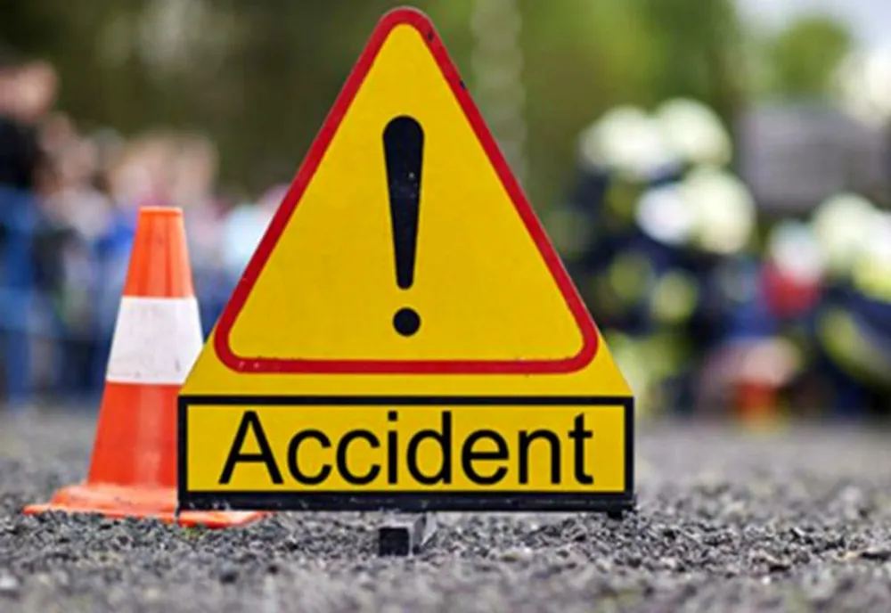 Accident cu un microbuz în care se aflau 12 persoane. Pasagerii primesc îngrijiri medicale