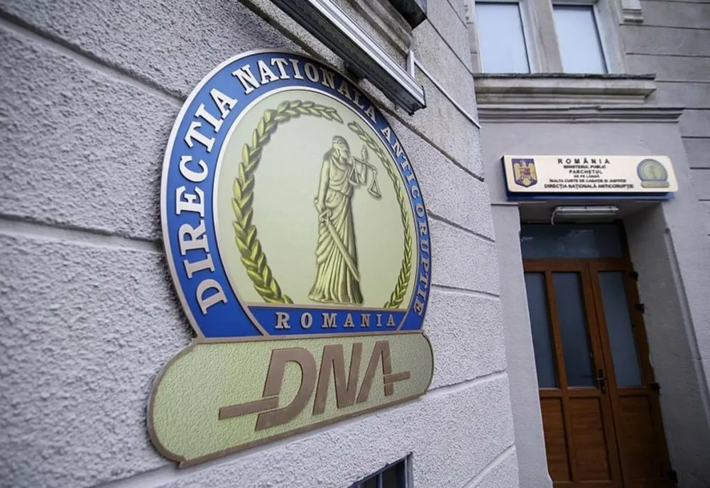 Director din Ministerul Educaţiei, arestat pentru luare de mită şi spălare de bani