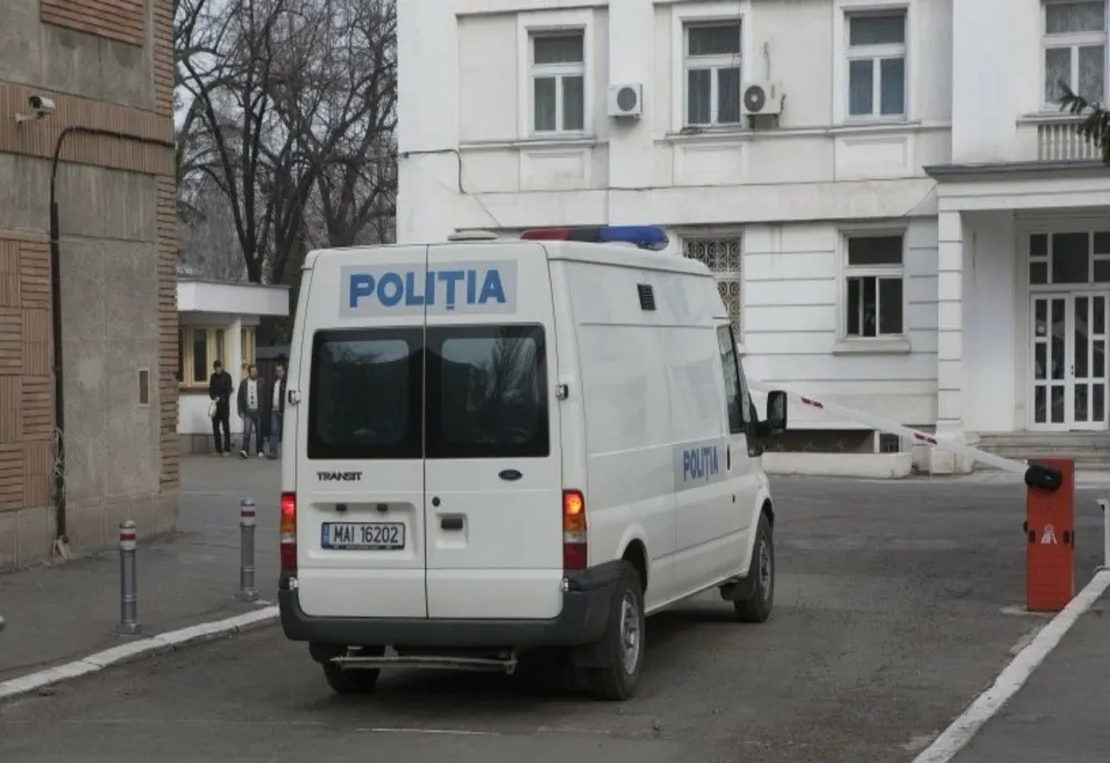 Adolescent trimis în spatele gratiilor după ce a evadat de mai multe ori din arestul la domiciliu