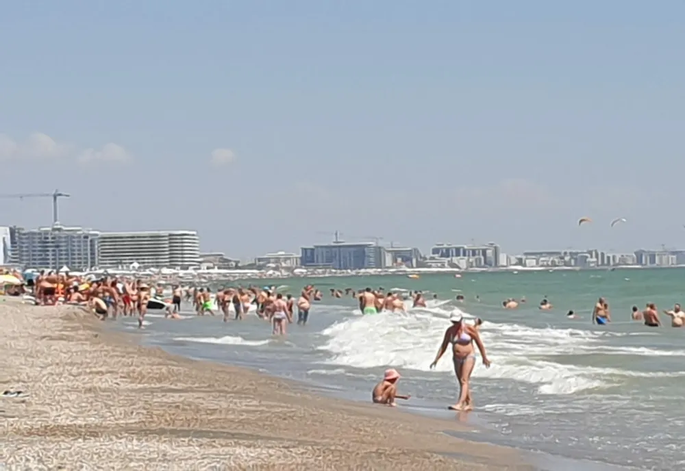 Alertă în Mamaia Nord! Apa mării s-a înnegrit, iar mirosul puternic i-a speriat pe turiști