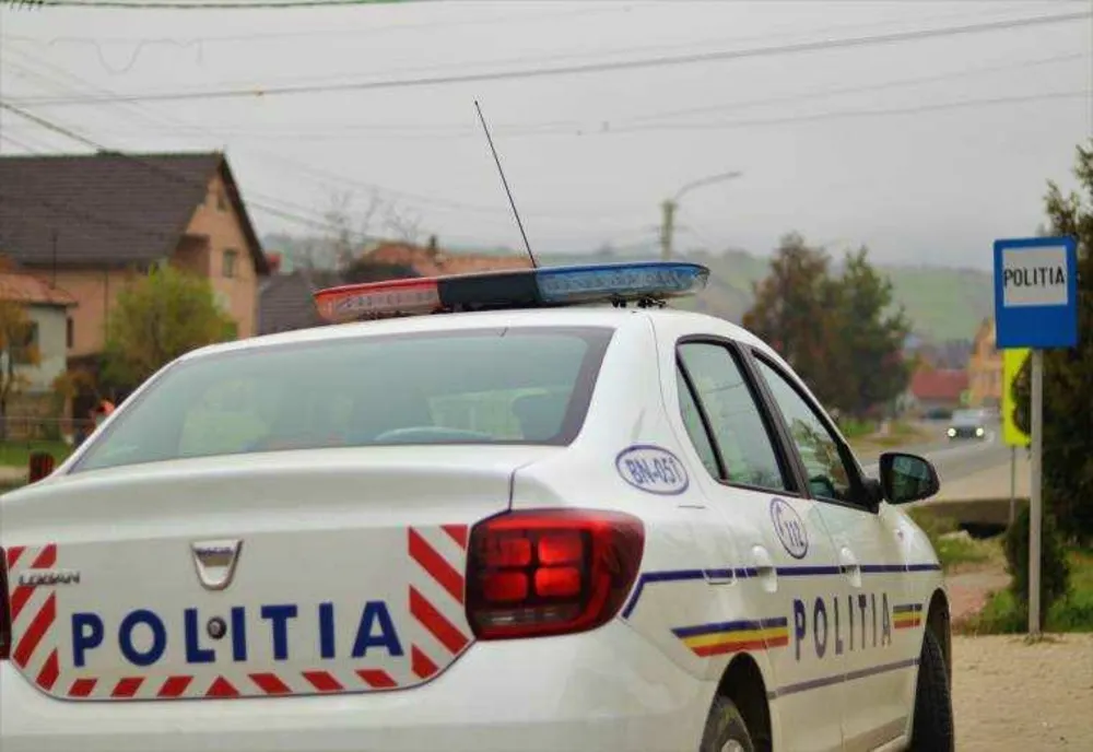 O femeie din Vrancea a lovit un polițist cu o piatră în cap, în timpul unui scandal. A fost plasată sub control judiciar