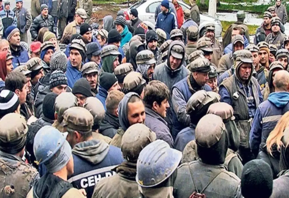 Protest masiv al minerilor în fața Guvernului