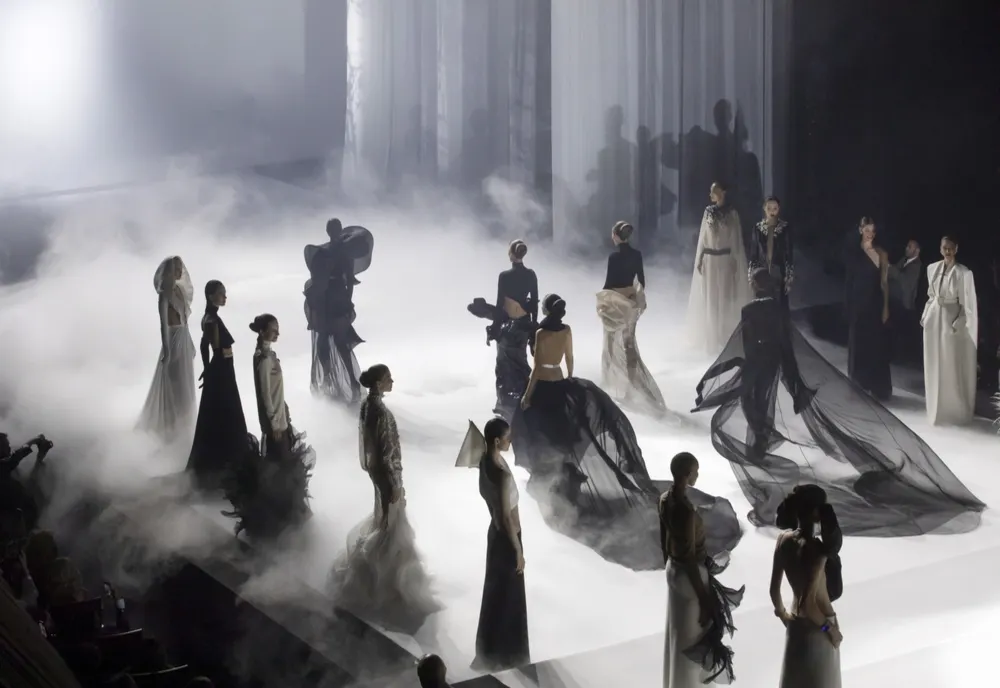 Singurul model român prezent pe podiumul Paris Couture Week