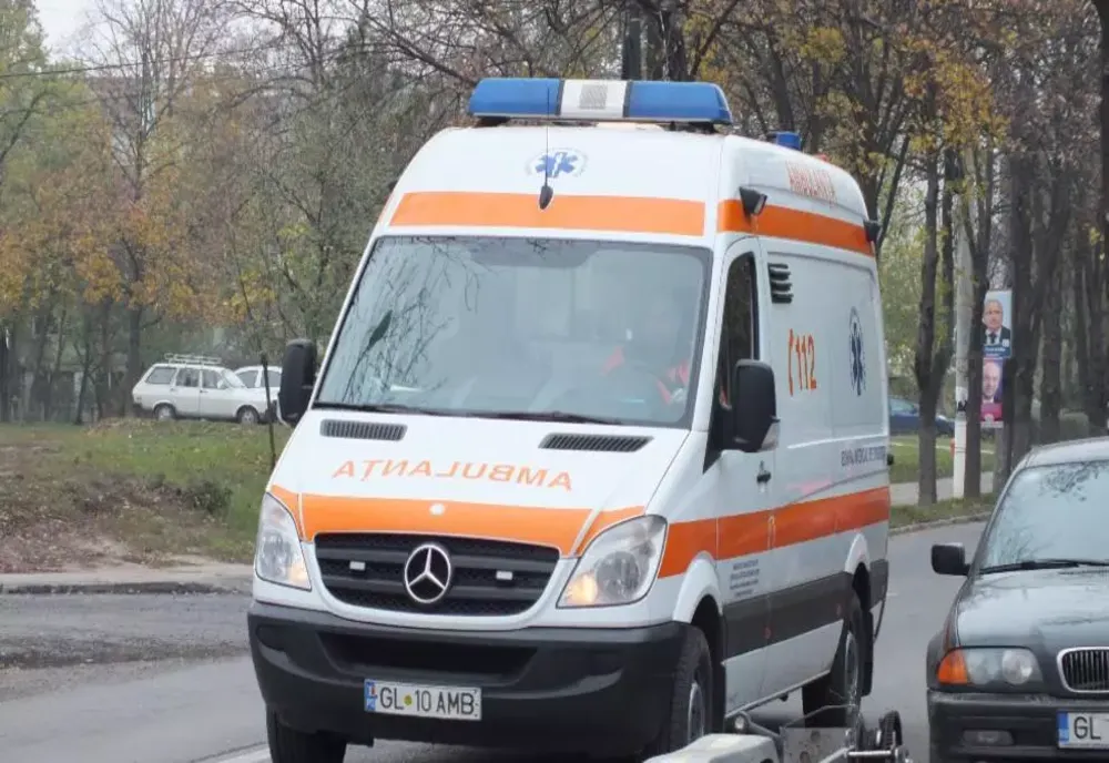 Un tânăr de 23 de ani din Suceava a murit, după ce s-a electrocutat și a căzut de pe un stâlp