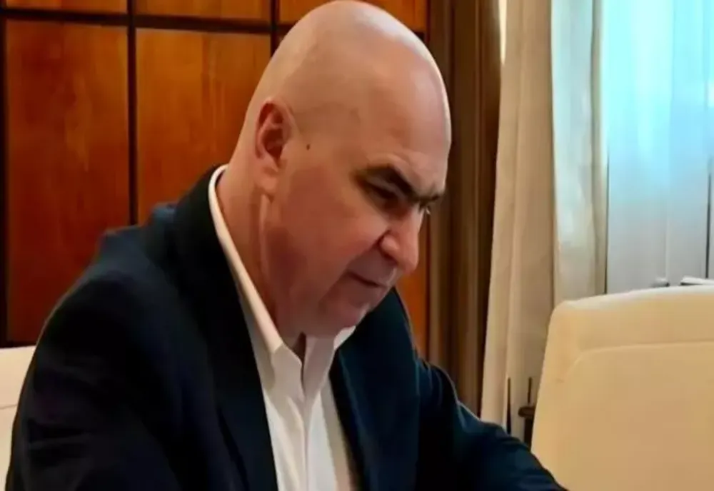 Românii protestează, Bolojan nu renunță. Legea care taie salarii și crește veniturile demnitarilor, trimisă în Parlament