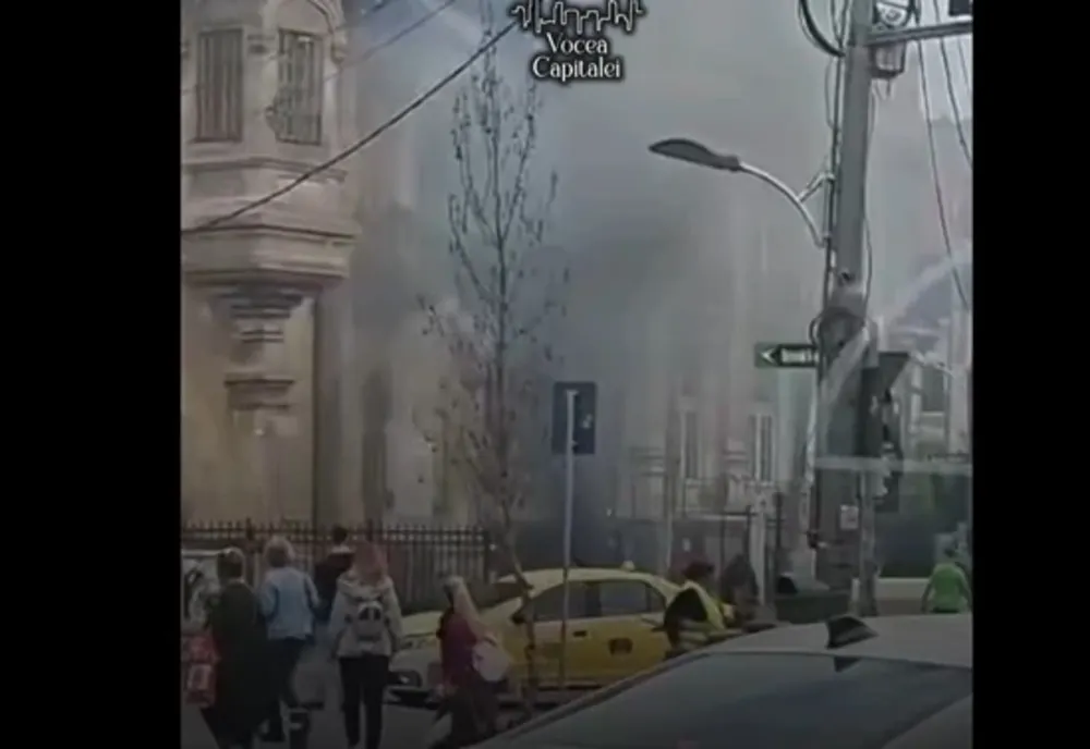 Panicǎ în centrul Capitalei după un incendiu la cablurile electrice, în Piața Romană. Traficul, dat peste cap