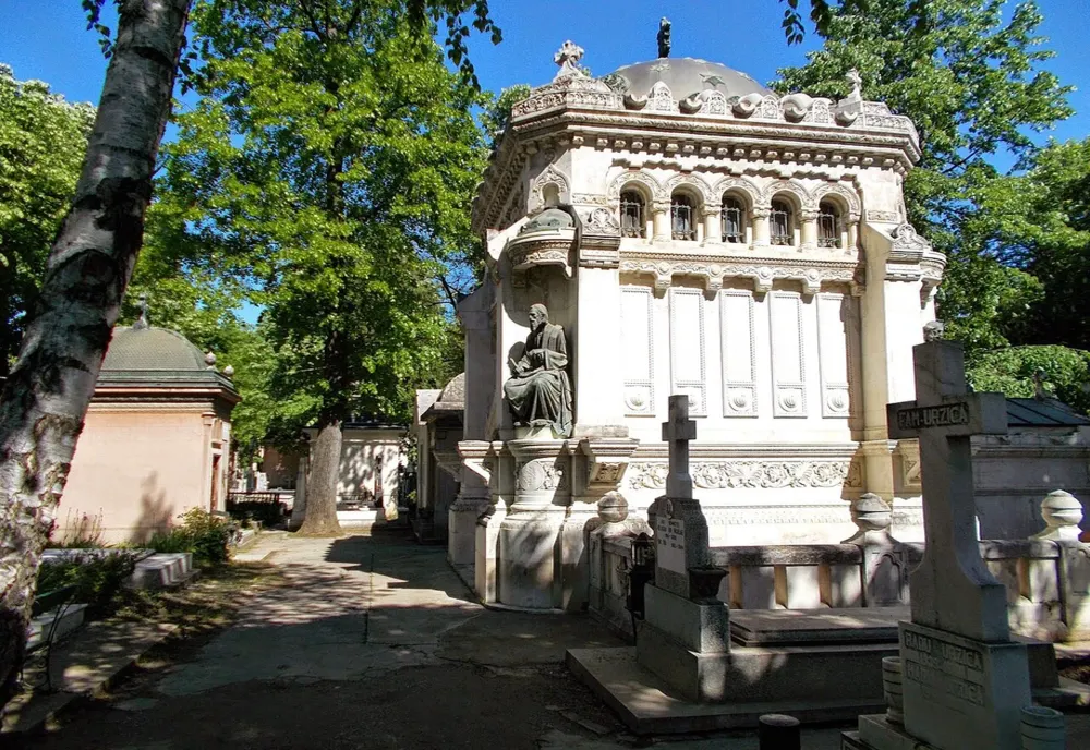Percheziții la Cimitirul Bellu într-un dosar de fraude funerare. Patru persoane, reținute pentru înșelăciune și fals