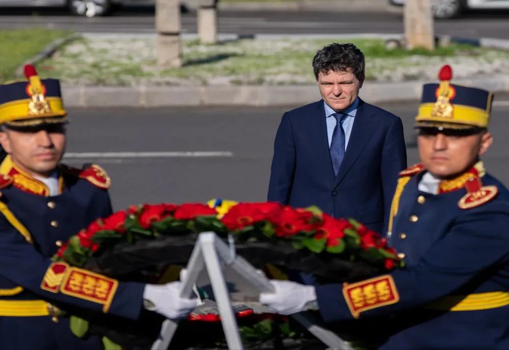 Nicușor Dan depune o coroană de flori în memoria victimelor Mineriadei