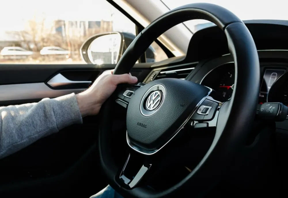 Cel mai mare producător auto european concediază peste 100.000 de angajați. Mai multe fabrici vor fi închise