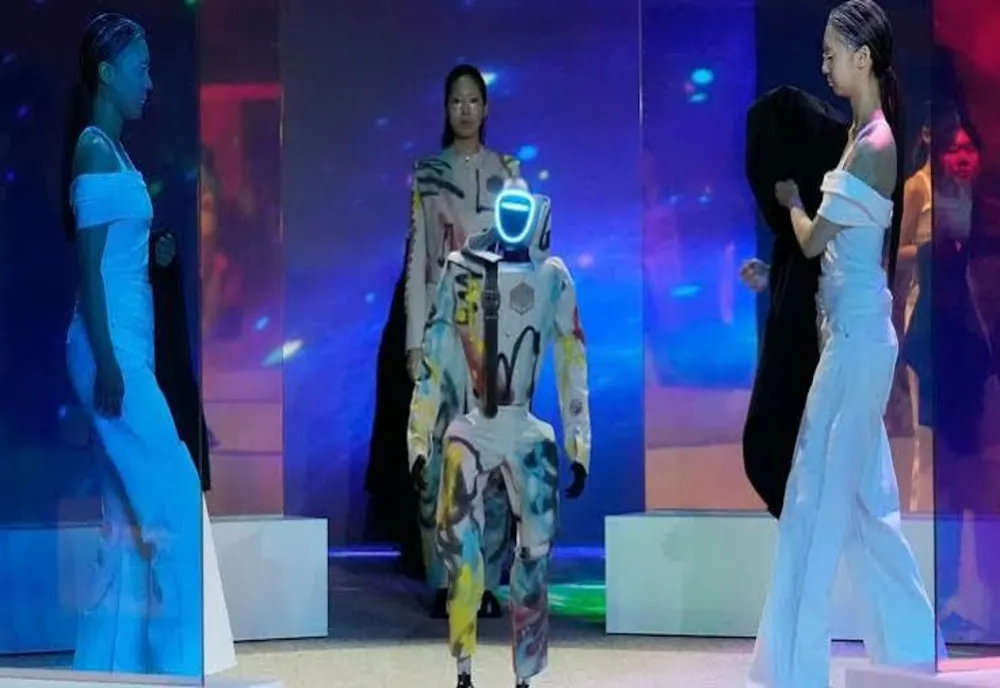 Roboții umanoizi și modelele au împărțit podiumul la o prezentare de modă din Seul