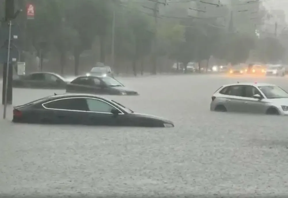 Potop de COD ROȘU în Craiova. Mașini înghițite de ape