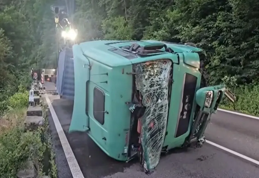 Trafic blocat pe Valea Oltului, timp de mai multe ore, după ce un TIR a plonjat în Olt