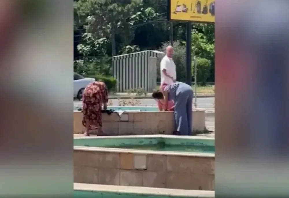 România, țara tuturor posibilităților. Fântână arteziană folosită pe post de mașină de spălat