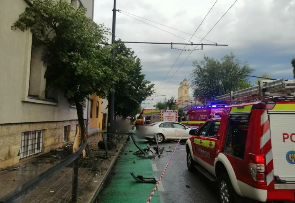 Accident grav în Cluj-Napoca: o șoferiță a lovit un gard și un copac