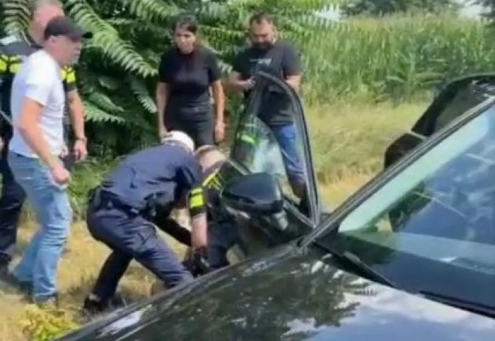 Urmărit național și internațional, capturat după o intervenție în trafic la Botoșani. Bărbatul condamnat pentru furt calificat a fost încătușat
