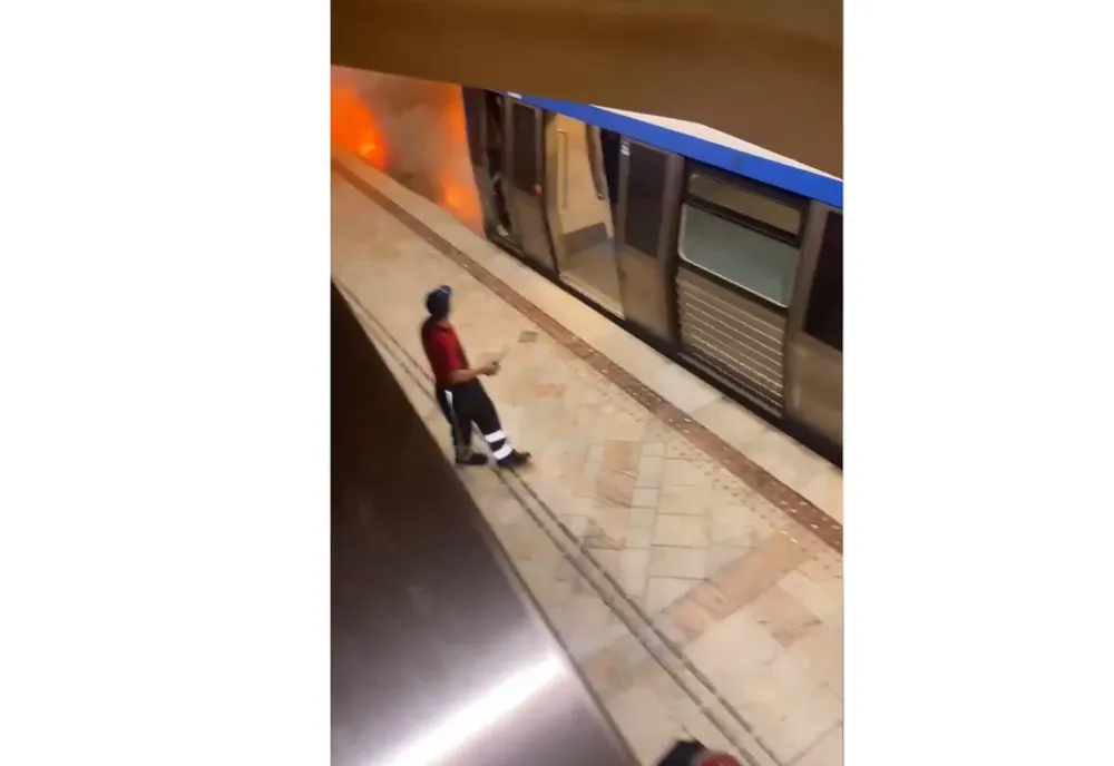  Incendiu la metrou, în stația Piața Universității. Garnitura nu a mai fost lăsată să oprească la Piața Romană