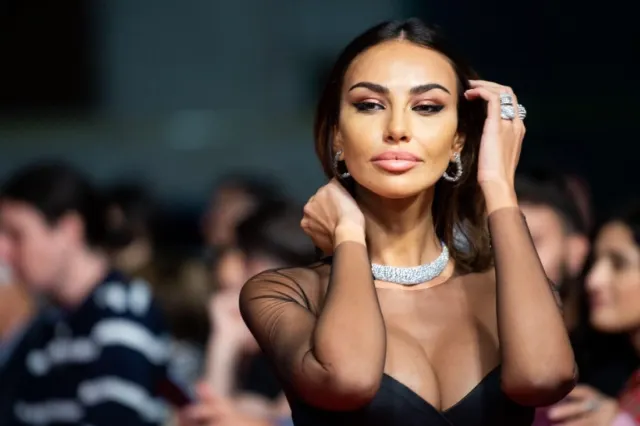 Motivul pentru care Mădălina Ghenea își toarnă lapte pe frunte