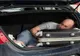 Bărbat căutat de poliție, găsit în portbagajul unei maşini. Era condamnat la 10 ani de închisoare și încerca să fugă din ţară