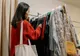 Opt din zece români preferă haine de brand din outlet